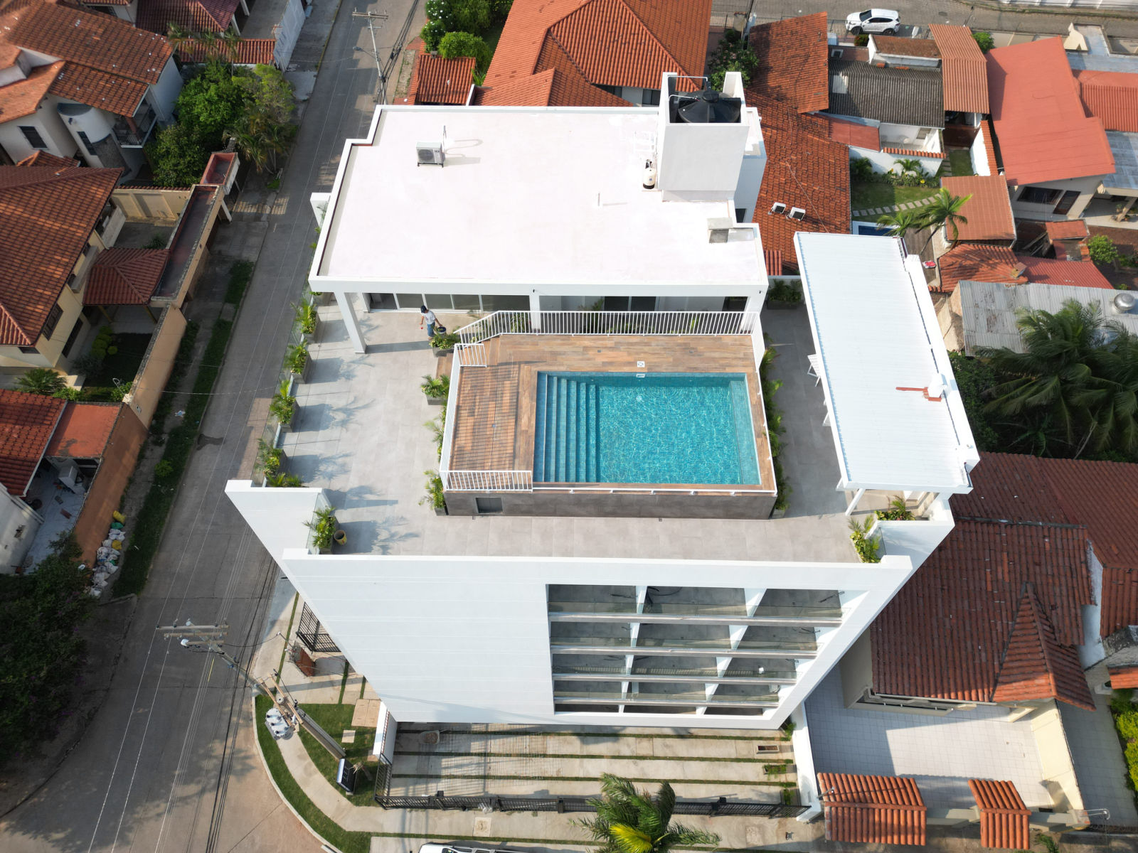 Vista aérea del edificio Blank Los Cusis con piscina en la terraza