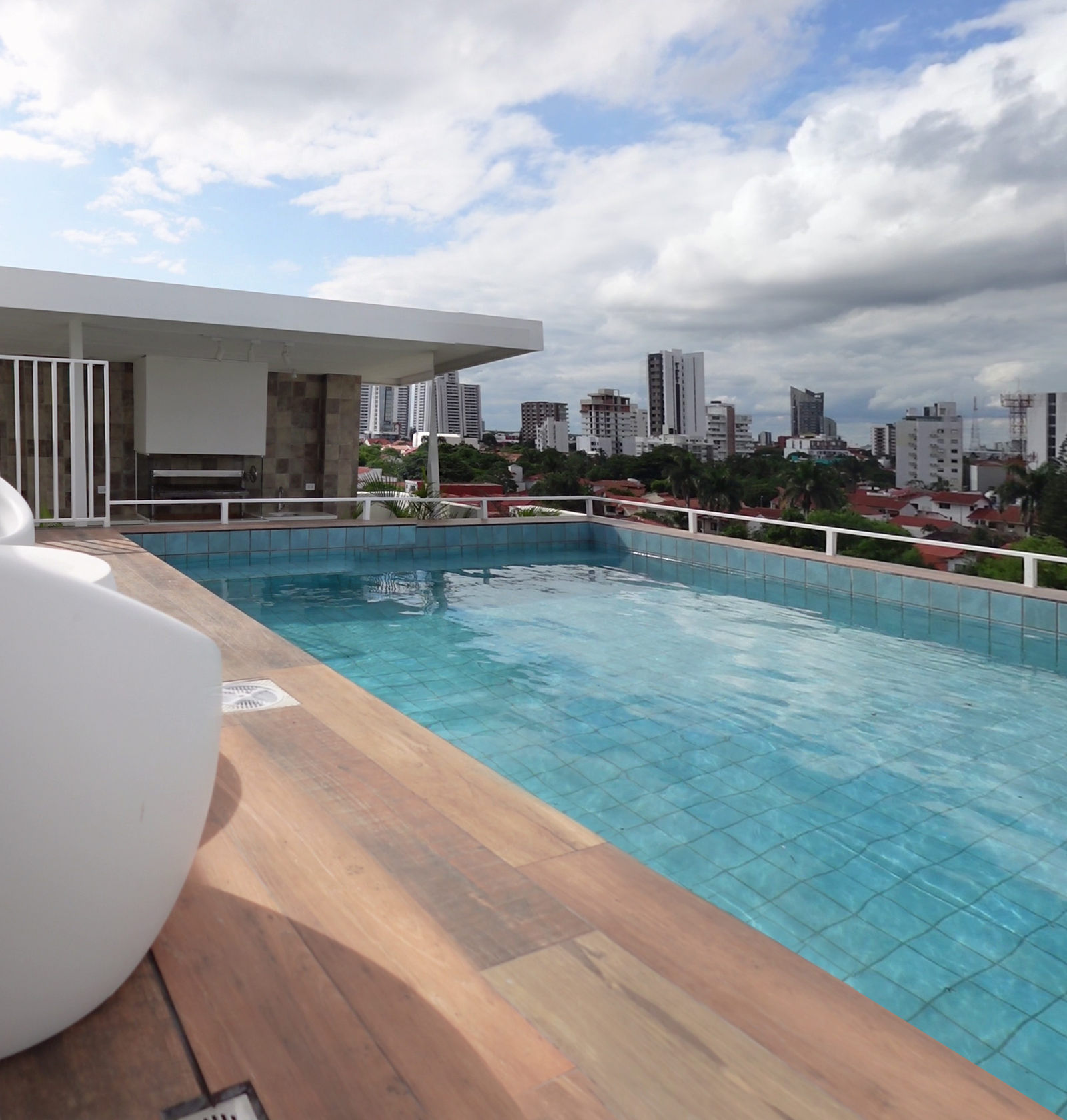 Piscina y deck de madera en la terraza de Blank Los Cusis